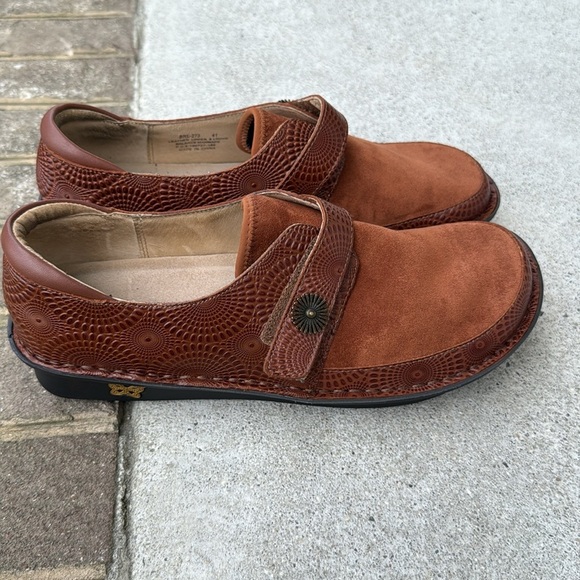 Alegria Brenna Brandy Brown Suede Leather Embossed Clogs. Size 41 ( 10.5-11 ). - Picture 5 of 12